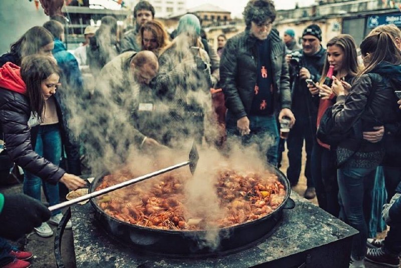 Гости Crawfish Boil Party у большого котла с раками